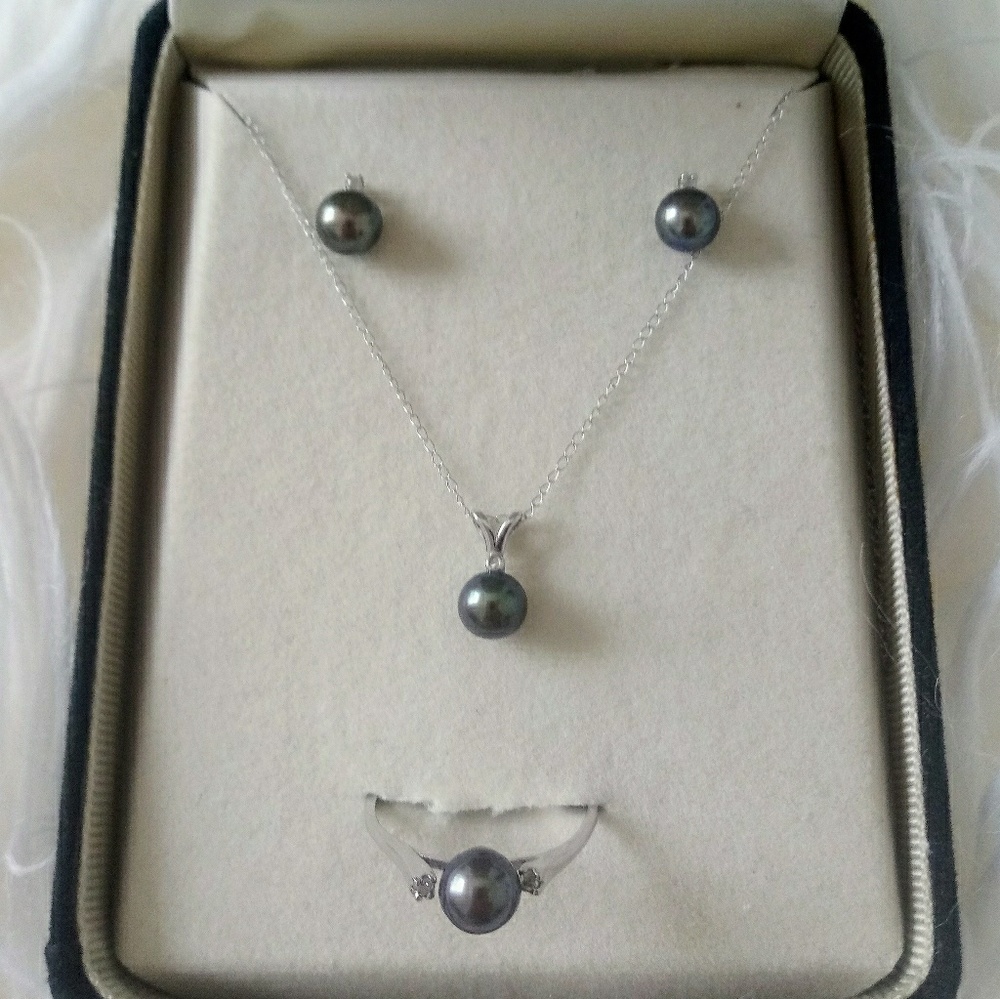 14k white gold black Tahitian pearl diamond set